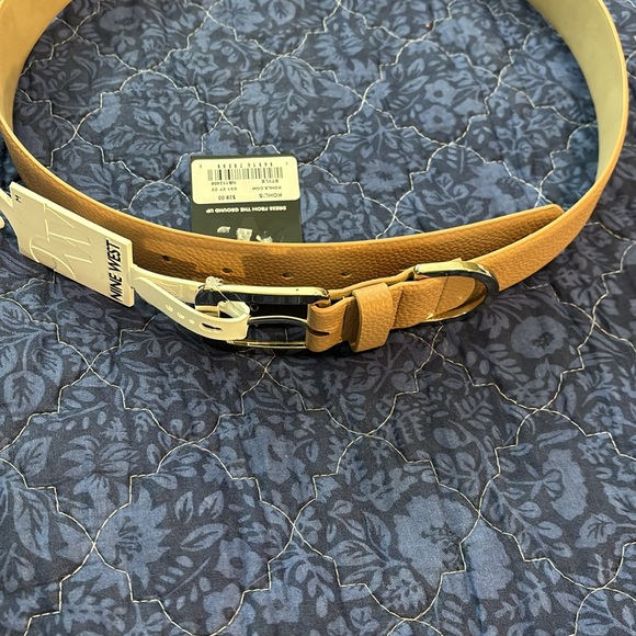 Nine West Women’s Belt Size Medium Tan Silver Buckle - Picture 4 of 9